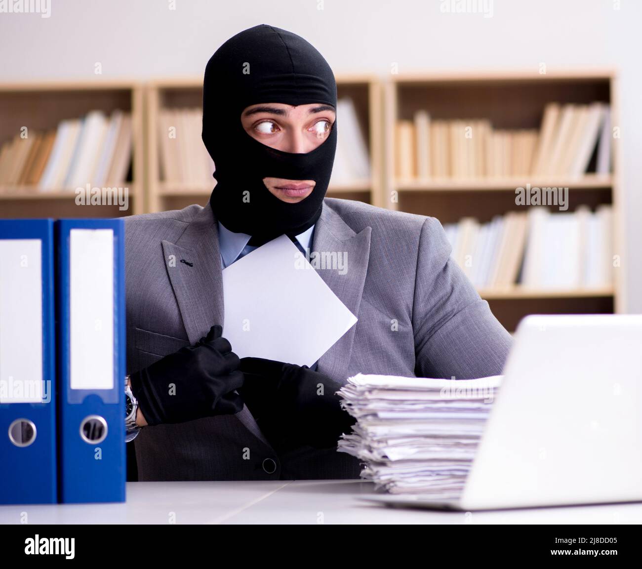 Immagini Stock - Uomo D'affari Criminale Con Balaclava In Ufficio. Image  77165576