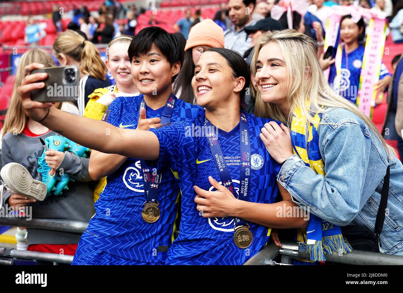 Chelsea's Sam Kerr (centre) with girlfriend Gotham FC's Kristie Mewis