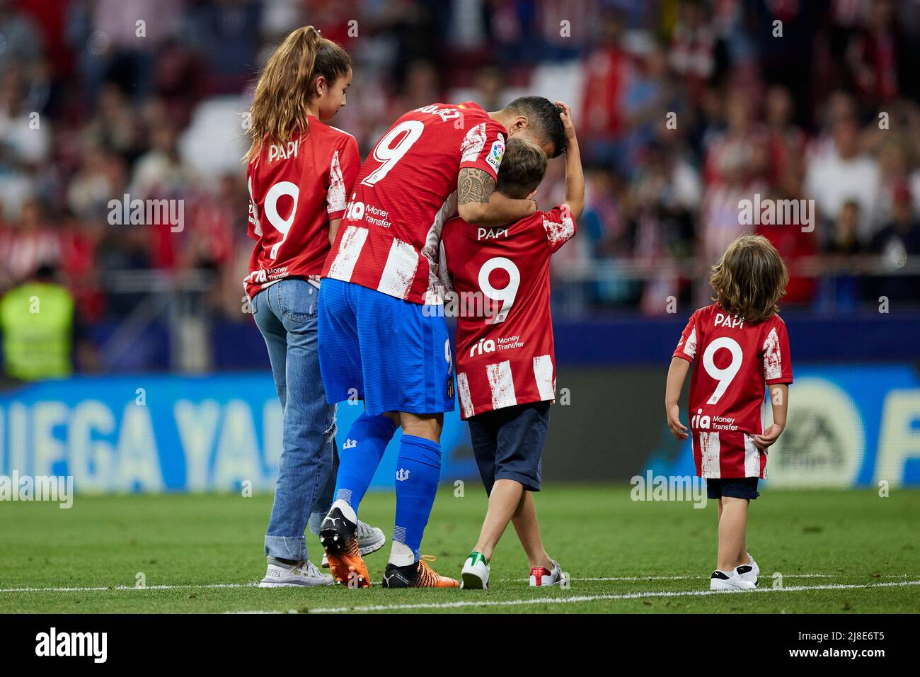 Luis Suarez of Atletico de Madrid with his sons at full time during the La  Liga match between Atletico de Madrid and Sevilla FC played at Wanda  Metropolitano Stadium on May 15