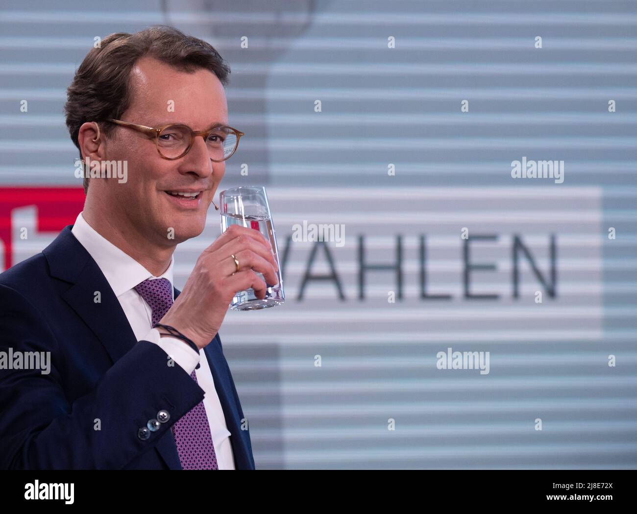 Duesseldorf, Germany. 15th May, 2022. Hendrik Wüst, the former NRW Minister President and CDU top candidate for the state election in North Rhine-Westphalia, speaks in a TV studio in the state parliament on the evening of the state election in North Rhine-Westphalia. The election for the 18th state parliament in North Rhine-Westphalia takes place on Sunday. Credit: Boris Roessler/dpa/Alamy Live News Stock Photo