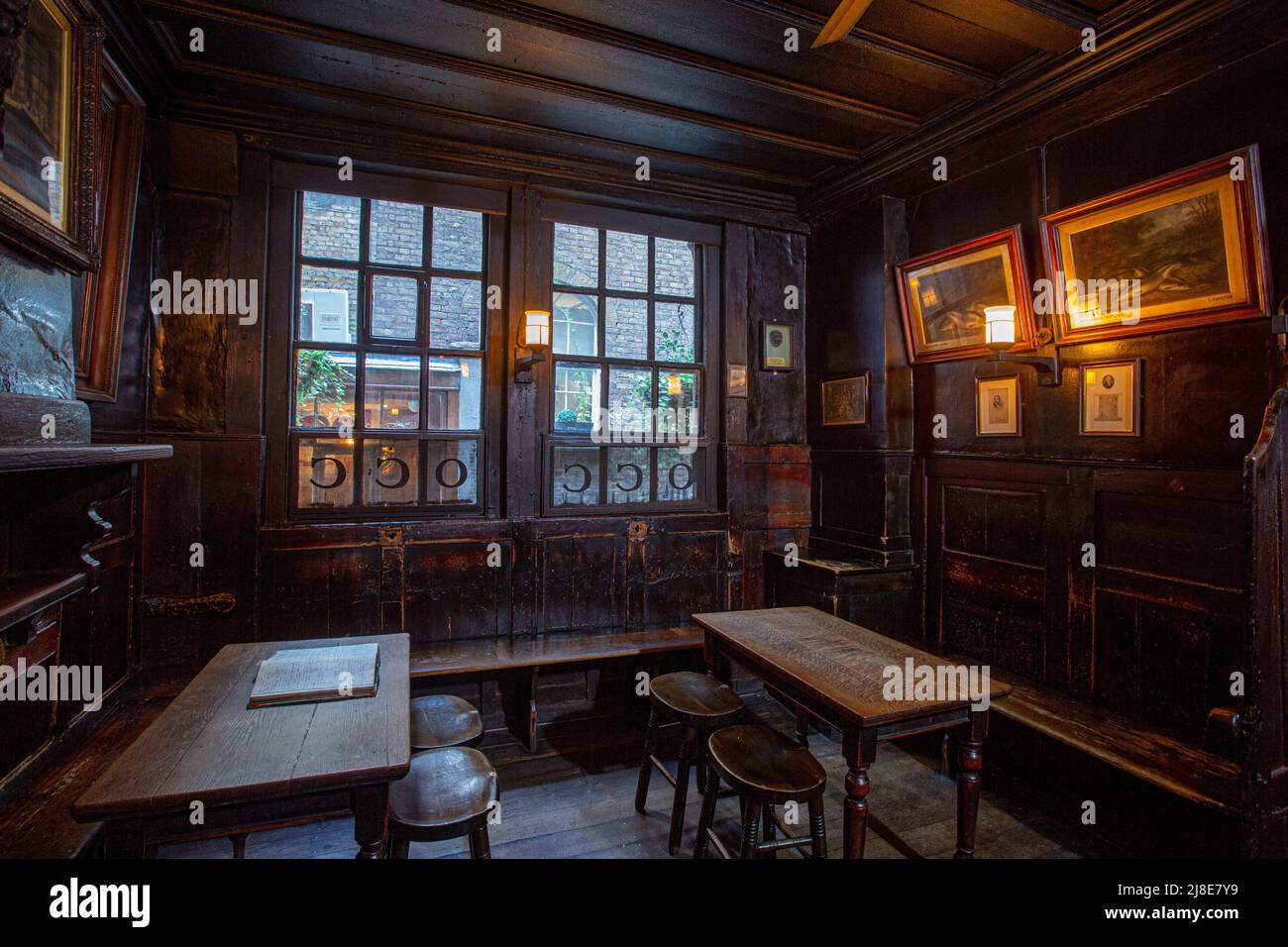 Interior view of the traditional pub The Ye Olde Cheshire Cheese The City of London,United Kingdom Stock Photo