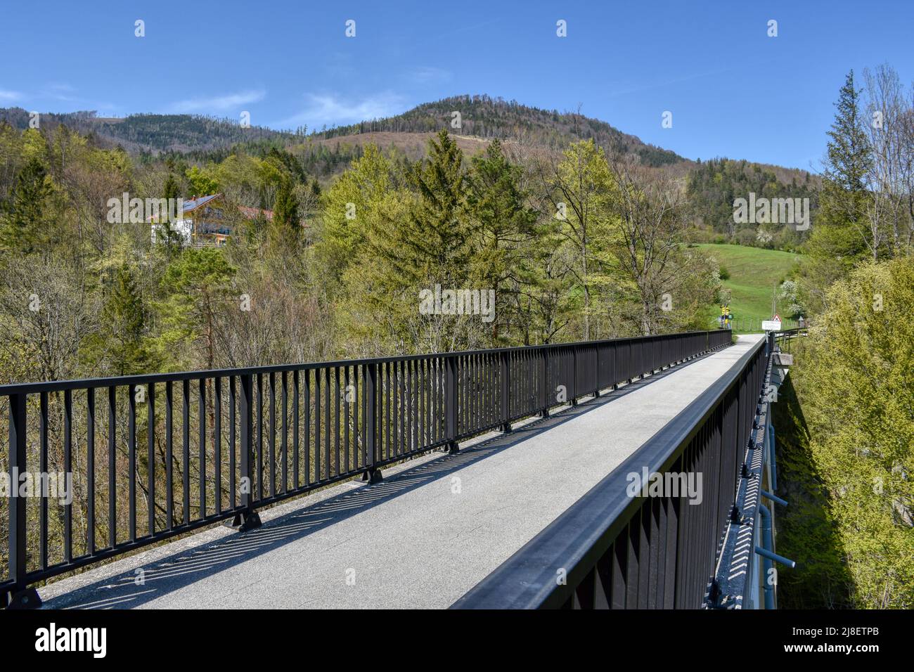 Brücke, Eisenbahnbrücke, Radweg, Radfahrweg, Radbrücke, Steyrtalbahn, Steyrdurchbruch, Asphalt, schmal, Geländer, Tiefengrabenbrücke, Betonbrücke, Bet Stock Photo