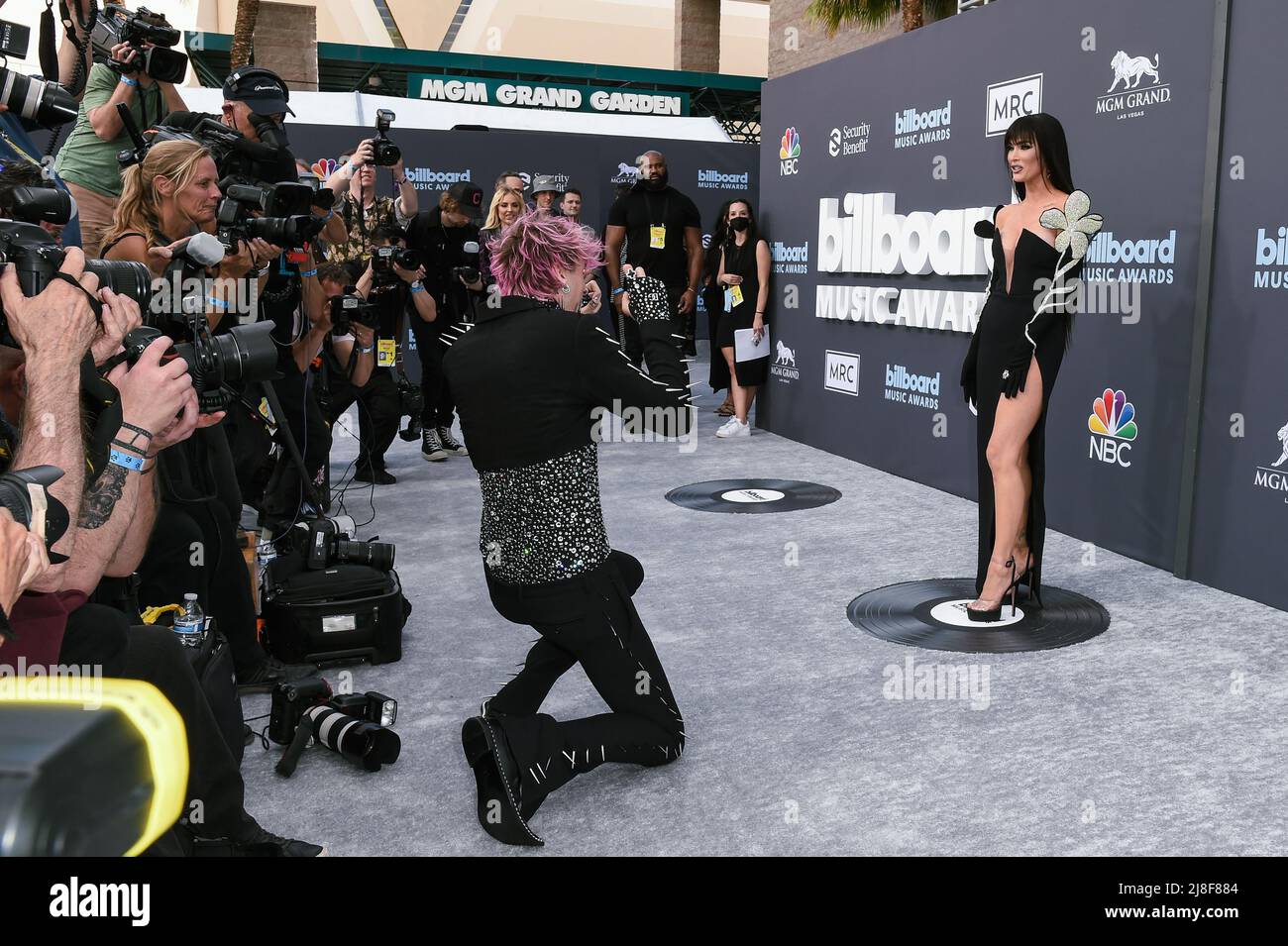Machine Gun Kelly and Megan Fox walking on the red carpet at the 2022 ...