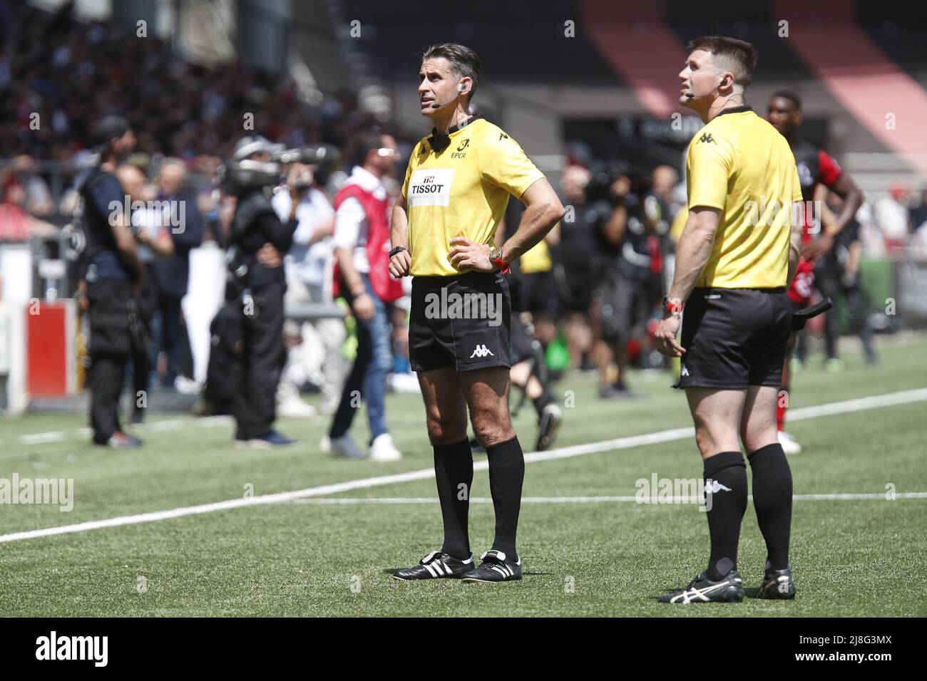 Match referee during match between hi-res stock photography and images -  Page 104 - Alamy