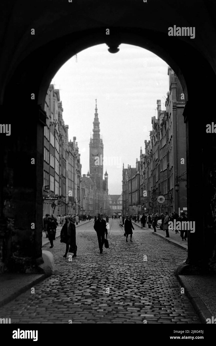 Blick auf das Rechtstädtische Rathaus von Danzig, circa 1964. View of ...
