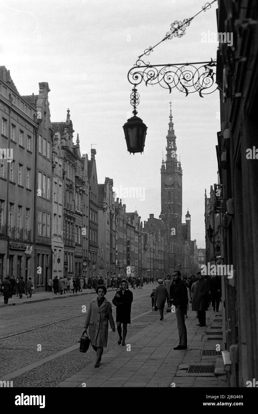 Blick auf das Rechtstädtische Rathaus von Danzig, circa 1964. View of ...