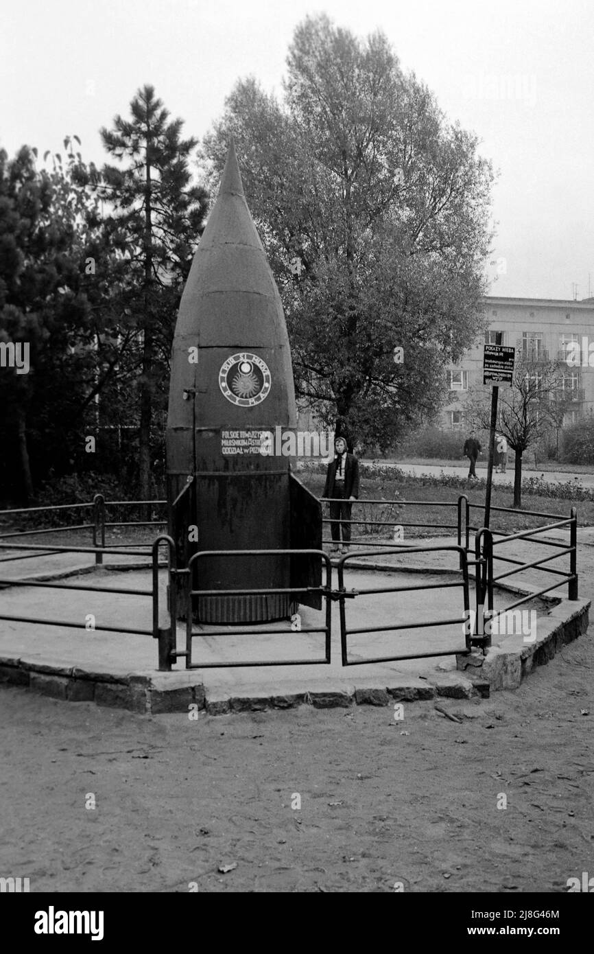 Skulptur einer Rakete in Posen, Woiwodschaft Großpolen, 1967. A spaceship scukpture in Poznan, Greater Poland Voivodeship, 1967. Stock Photo