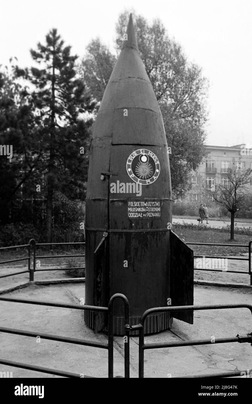 Skulptur einer Rakete in Posen, Woiwodschaft Großpolen, 1967. A spaceship scukpture in Poznan, Greater Poland Voivodeship, 1967. Stock Photo