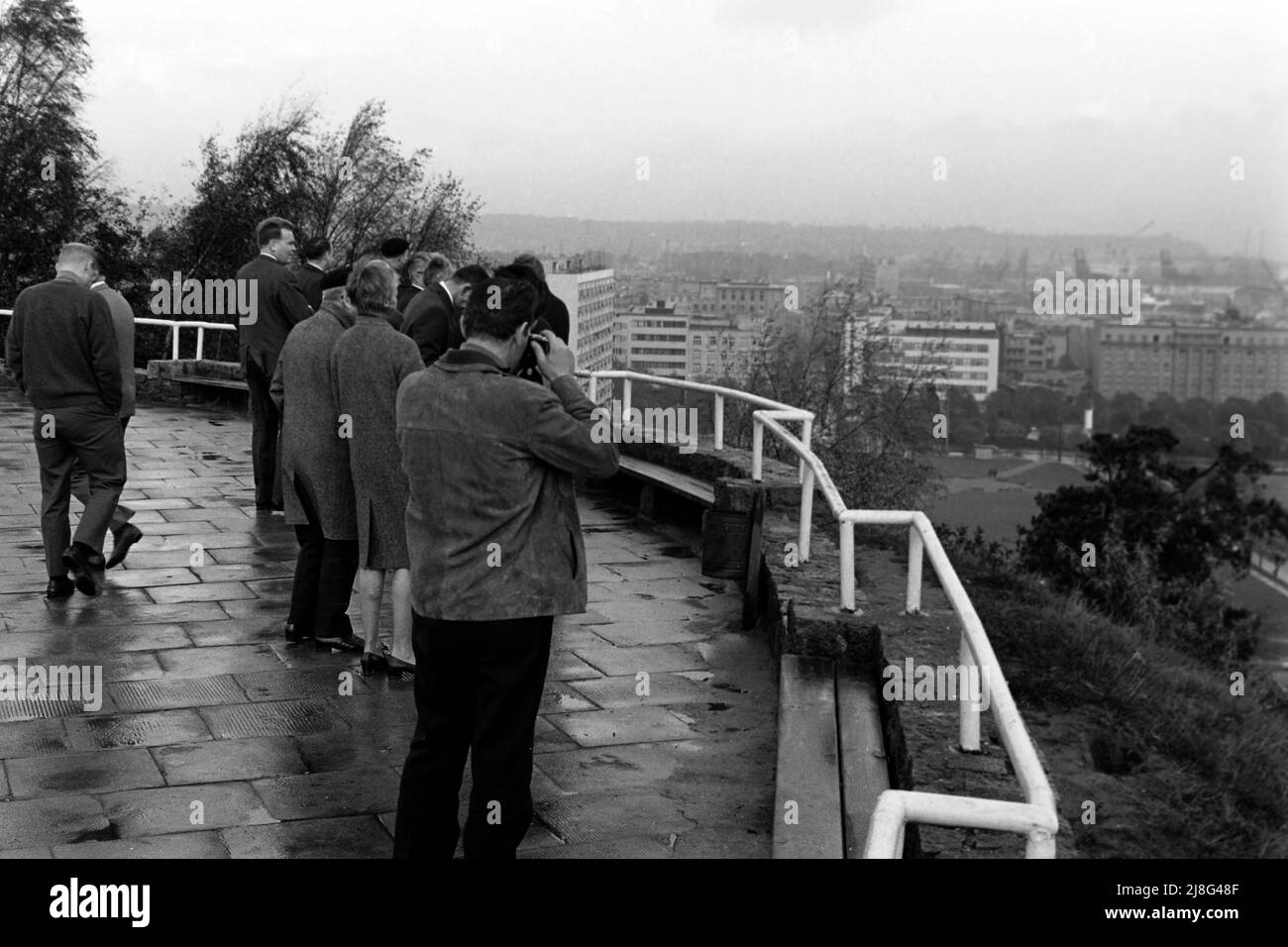 Blick auf den Gdingener Hafen vom Maria und Lech Kaczynski-Park, Woiwodschaft Pommern, 1967. View of the seaport of Gdynia  as seen from Maria and Lech Kaczynski Park, Pomeranian Voivodeship, 1967. Stock Photo