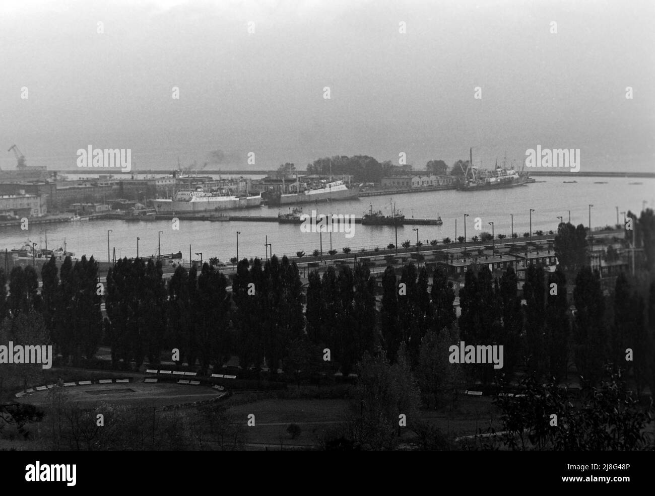 Blick auf den Gdingener Hafen vom Maria und Lech Kaczynski-Park, Woiwodschaft Pommern, 1967. View of the seaport of Gdynia  as seen from Maria and Lech Kaczynski Park, Pomeranian Voivodeship, 1967. Stock Photo