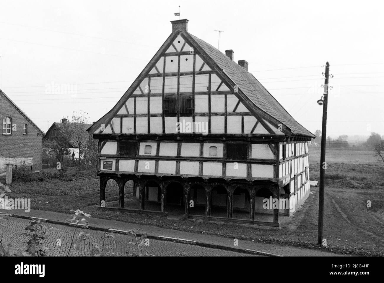 Fachwerkhaus in Sztutowo bei Danzig, Woiwodschaft Pommern, 1967. Half-timbered building in Sztutowo near Gdansk, Pomeranian Voivodeship, 1967. Stock Photo