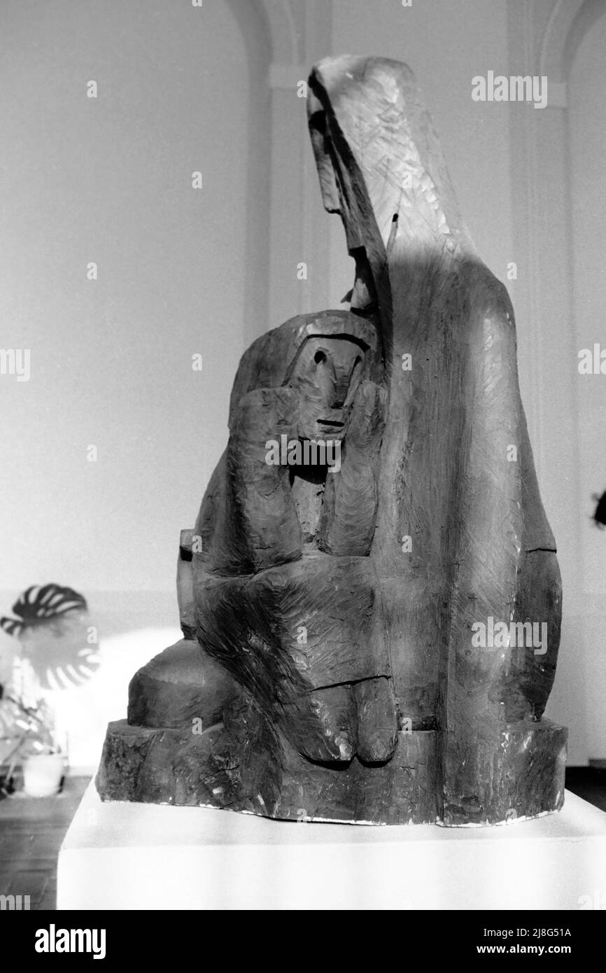 Holzplastik Frau und Kind im Wilanow-Museum in Warschau, Woiwodschaft  Masowien, 1967. Wooden sculpture of a woman and a child at the Wilanow  Musuem in Warsaw, Vovoideship Masowia, 1967 Stock Photo - Alamy