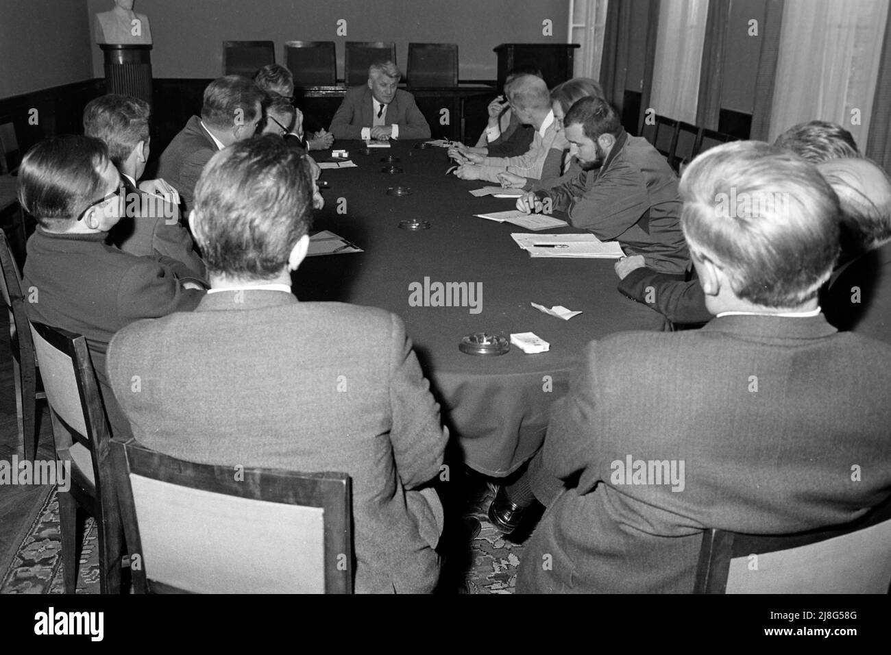 Treffen im Finanzministerium von Polen in Warschau, Woiwodschaft Masowien, 1967. Gathering at the Ministry of Finance of Poland in Warsaw, Vovoideship Masowia, 1967. Stock Photo