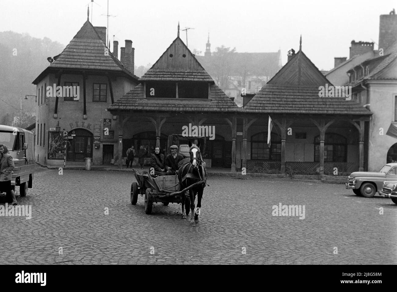 Pferdekarren auf dem Marktplatz von Kazimierz Dolny, Woiwodschaft Lublin, 1967. Horse-drawn cart on Kazimierz Dolny market square, Lublin Vovoideship, 1967. Stock Photo