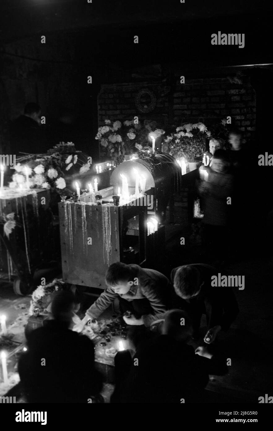 Trauernde im Konzentrationslager Auschwitz bei Oswiecim, Woiwodschaft Kleinpolen, 1967. Mourners at Auschwitz concentration camp near Oswiecim, Lesser Polonia Vovoideship, 1967. Stock Photo