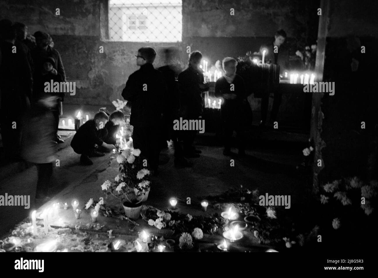 Trauernde im Konzentrationslager Auschwitz bei Oswiecim, Woiwodschaft Kleinpolen, 1967. Mourners at Auschwitz concentration camp near Oswiecim, Lesser Polonia Vovoideship, 1967. Stock Photo