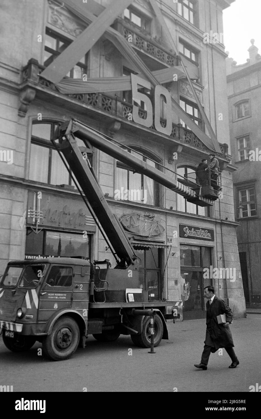 Fassadenschmuck für den fünfzigsten Jahrestag der Revolution in Krakau, Woiwodschaft Kleinpolen, 1967. Decorating facades for the 50th Anniversary of the Revolution in Kraków, Lesser Polonia Vovoideship, 1967. Stock Photo