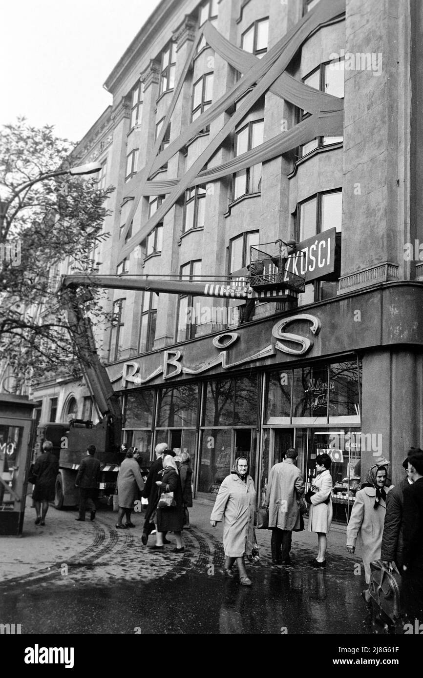 Fassadenschmuck für den fünfzigsten Jahrestag der Revolution in Krakau, Woiwodschaft Kleinpolen, 1967. Decorating facades for the 50th Anniversary of the Revolution in Kraków, Lesser Polonia Vovoideship, 1967. Stock Photo