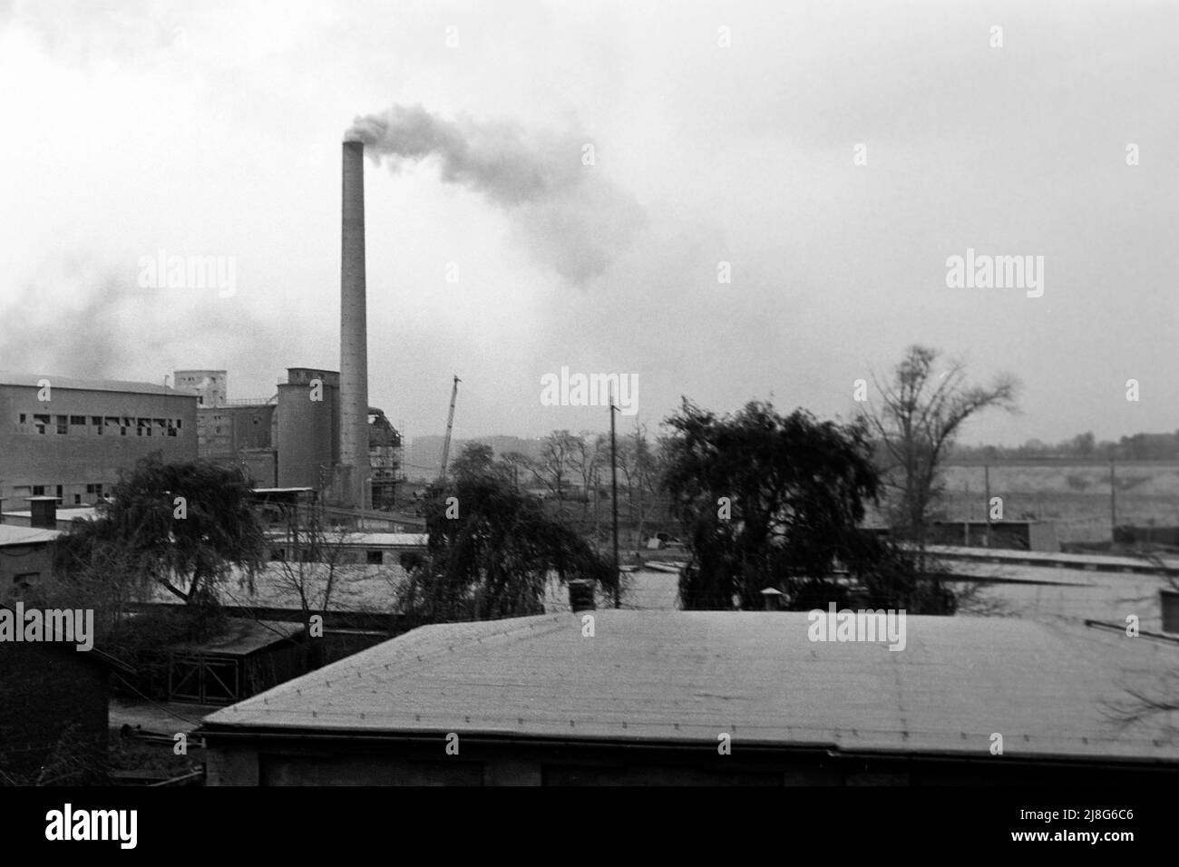 Industrieschornstein in Oppeln, Woiwodschaft Oppeln, 1967. Industrial chimney in Opole, Opole Voivodeship, 1967. Stock Photo