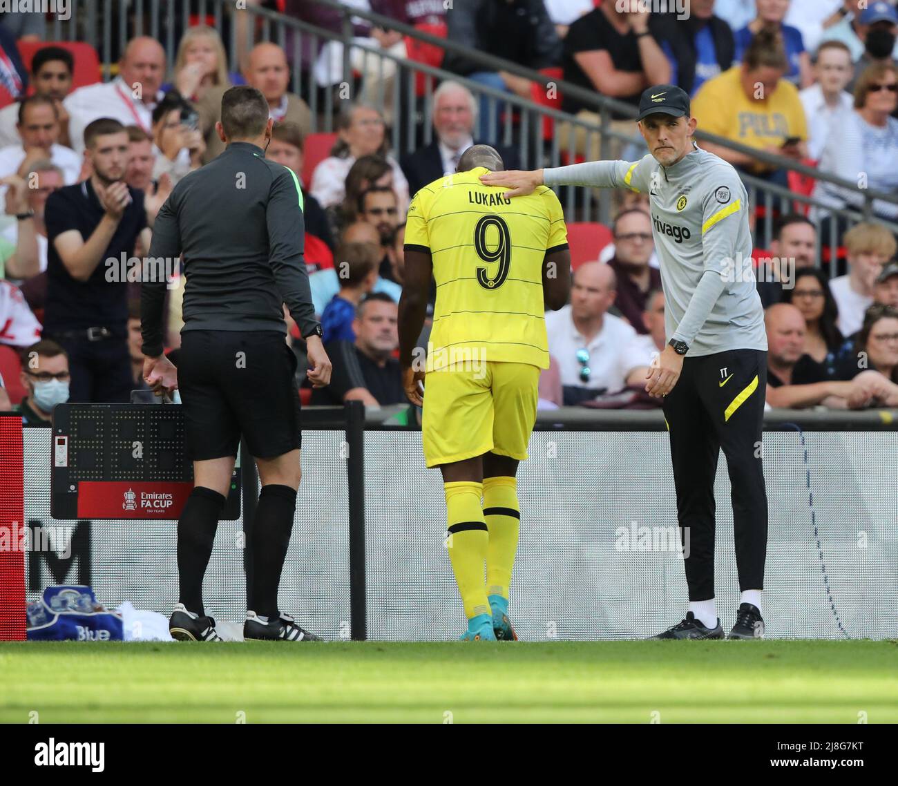 London, UK. 14th May, 2022. Thomas Tuchel (Chelsea manager) substitutes Romelu Lukaku (C) at the Emirates FA Cup Final with Chelsea v Liverpool at Wembley Stadium, London, UK, on May 14, 2022 Credit: Paul Marriott/Alamy Live News Stock Photo