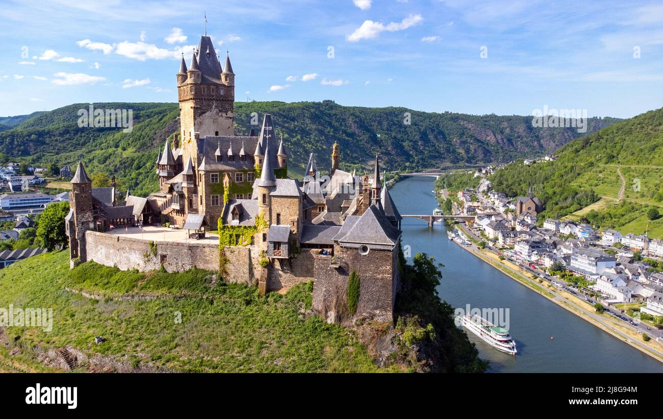 River tour boat below Cochem Castle or Reichsburg Cochem, Cochem, Moselle Valley, Germany Stock Photo