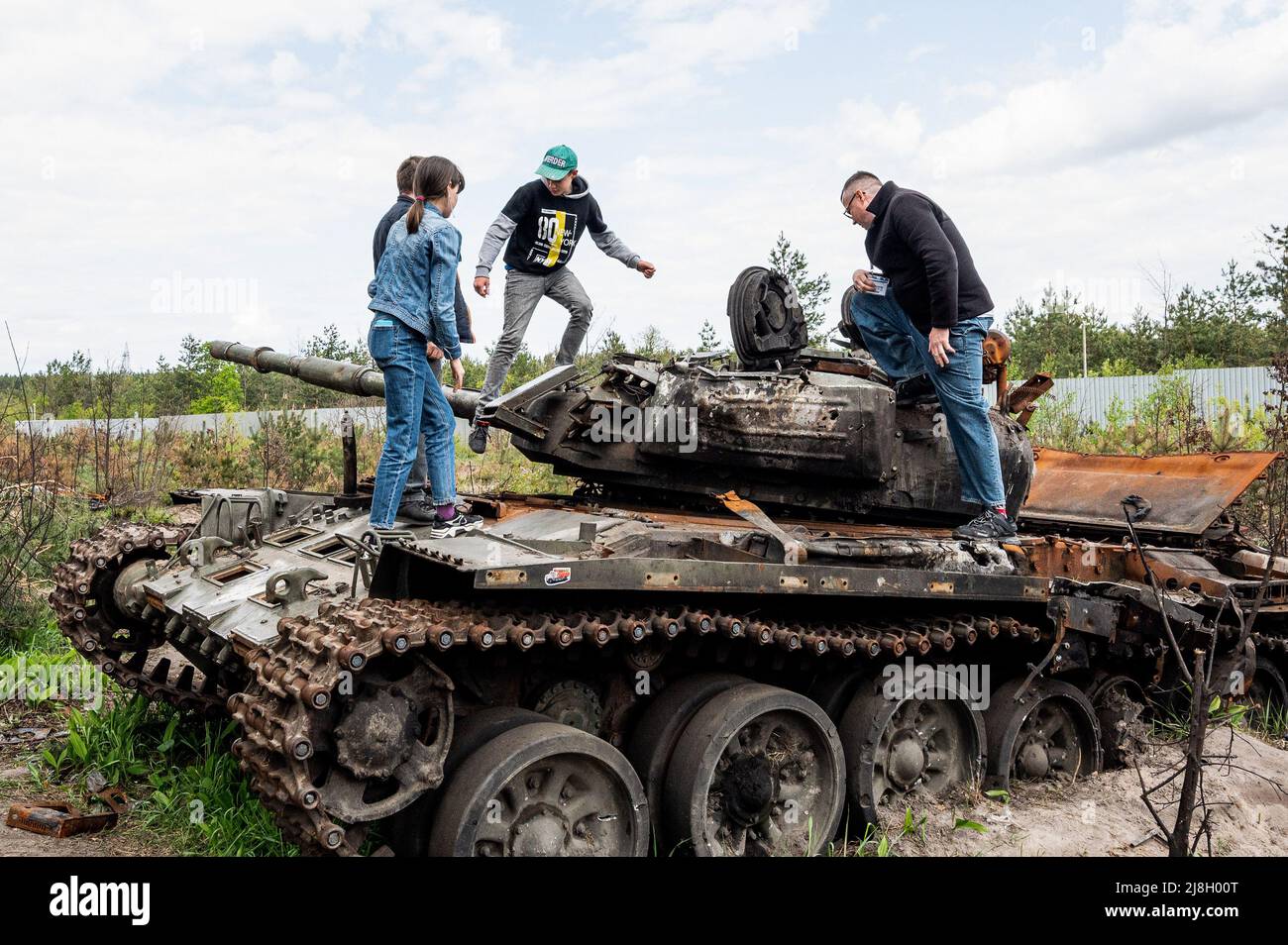 Nalyvaikivka, Ukraine. 15th May, 2022. People examining a destroyed Russian tank in Nalyvaikivka. Credit: SOPA Images Limited/Alamy Live News Stock Photo