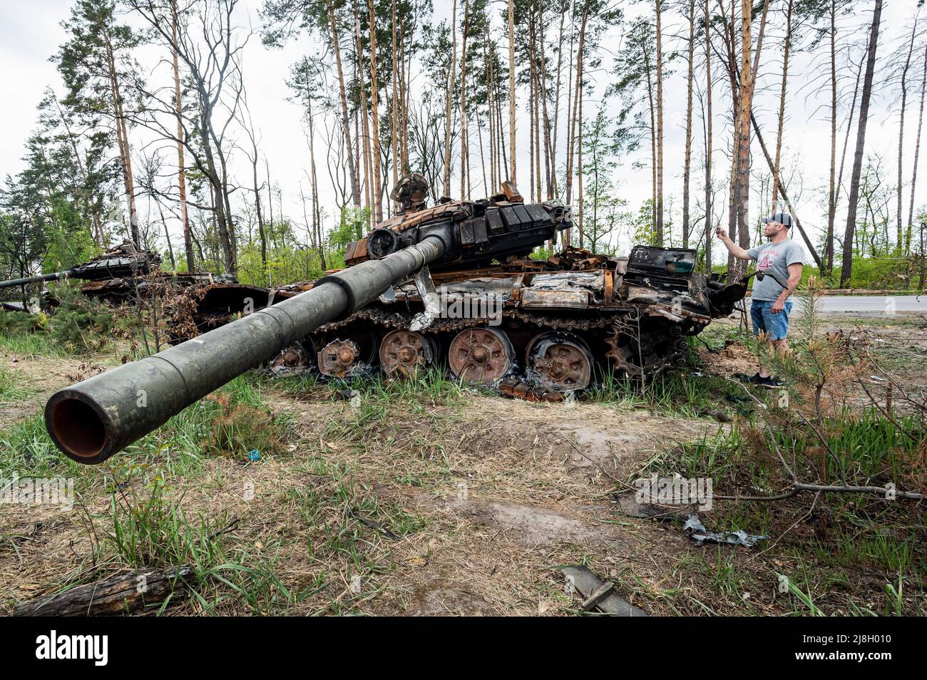 Nalyvaikivka, Ukraine. 15th May, 2022. A man takes photos of a destroyed Russian tank in Nalyvaikivka. Credit: SOPA Images Limited/Alamy Live News Stock Photo