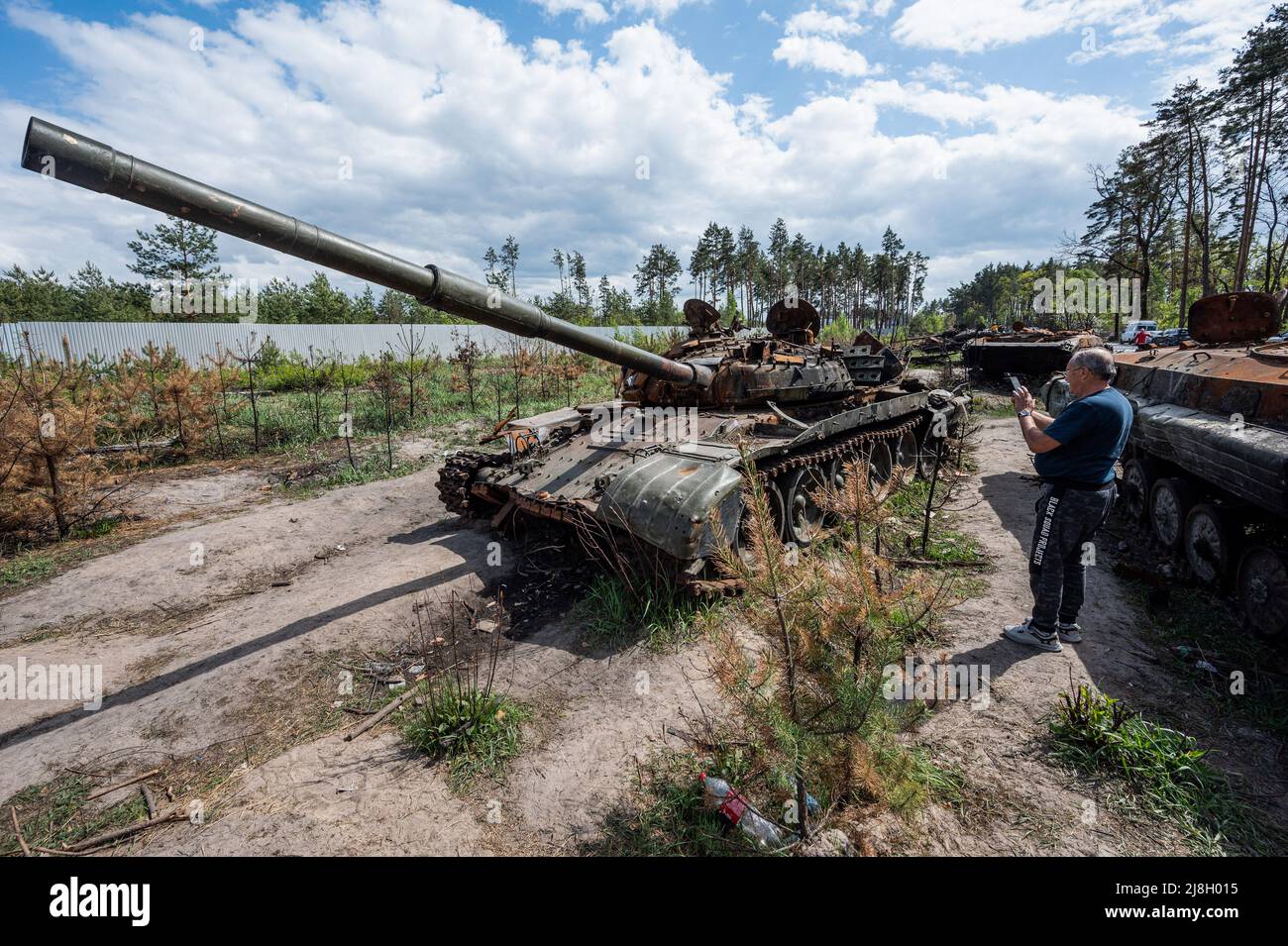 Nalyvaikivka, Ukraine. 15th May, 2022. A man photographing a destroyed Russian tank in Nalyvaikivka. Credit: SOPA Images Limited/Alamy Live News Stock Photo
