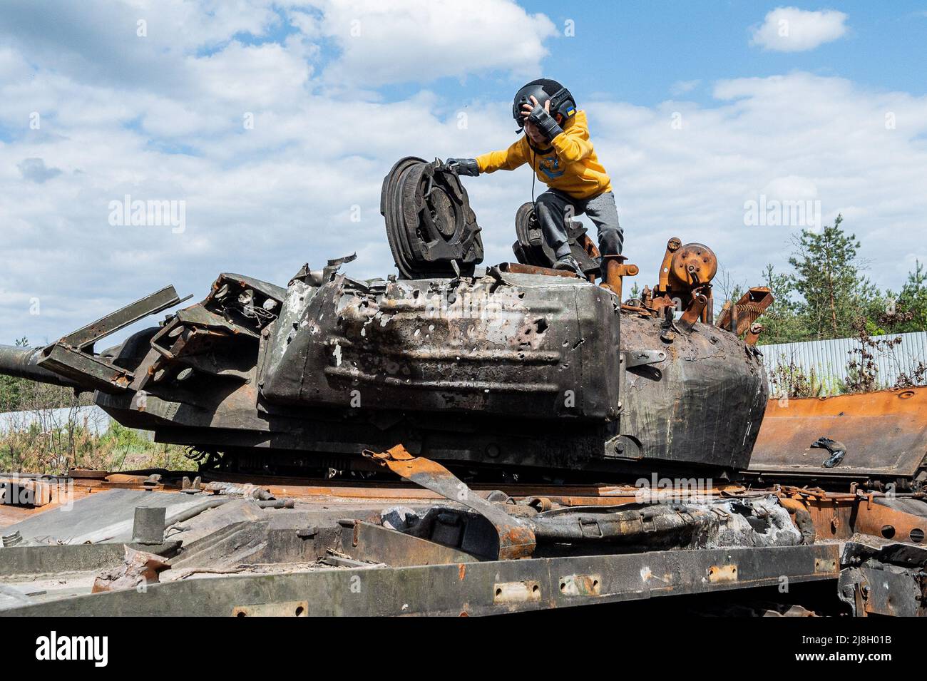 Nalyvaikivka, Ukraine. 15th May, 2022. A child examining a destroyed Russian tank in Nalyvaikivka. Credit: SOPA Images Limited/Alamy Live News Stock Photo