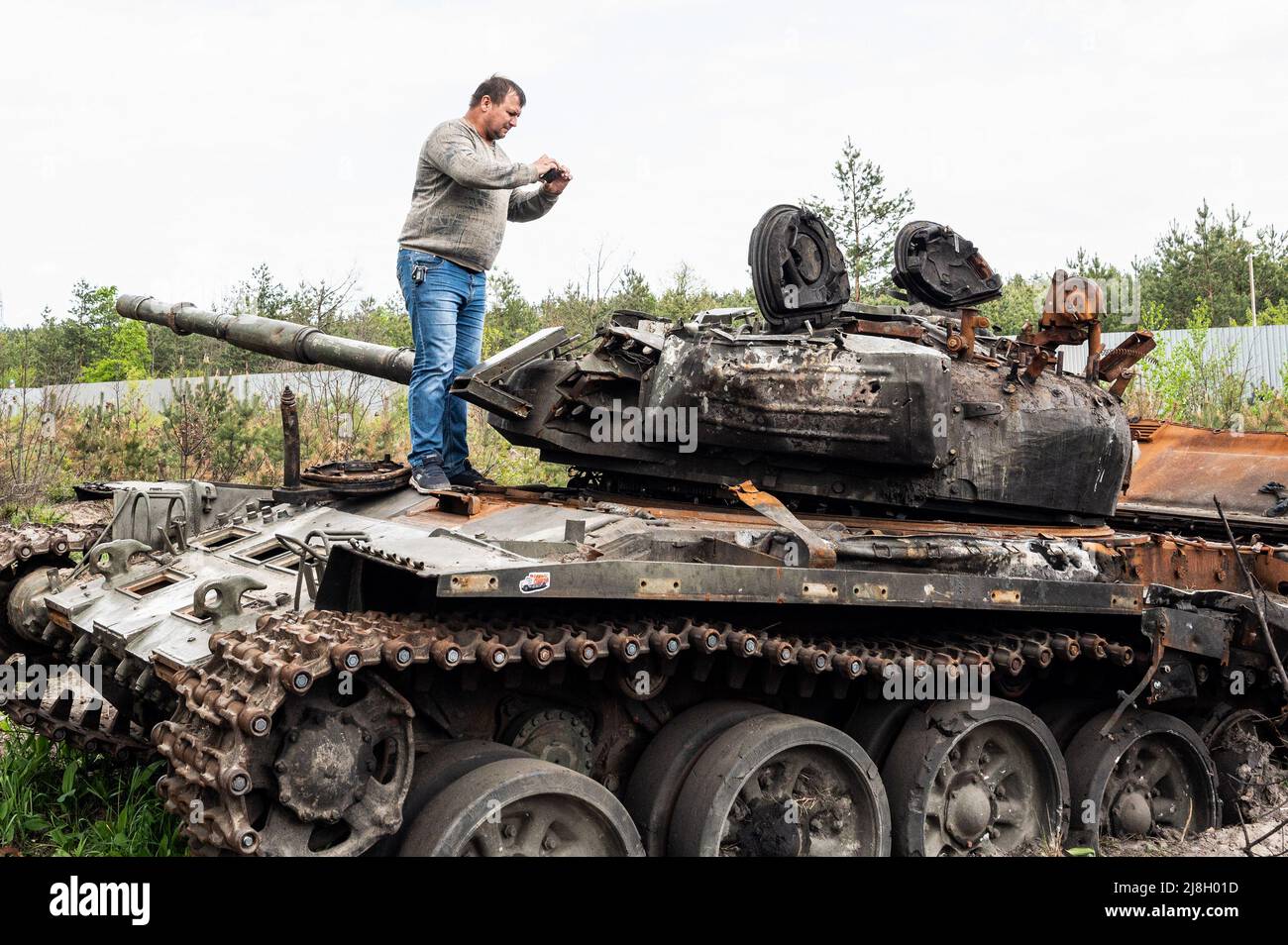 Nalyvaikivka, Ukraine. 15th May, 2022. A man takes photos of a destroyed Russian tank in Nalyvaikivka. Credit: SOPA Images Limited/Alamy Live News Stock Photo