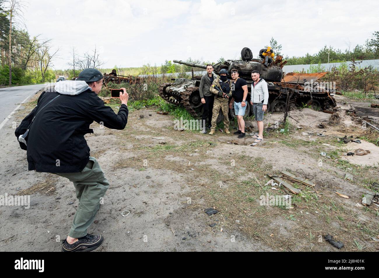 Nalyvaikivka, Ukraine. 15th May, 2022. People being photographed in front of a destroyed Russian tank in Nalyvaikivka. Credit: SOPA Images Limited/Alamy Live News Stock Photo