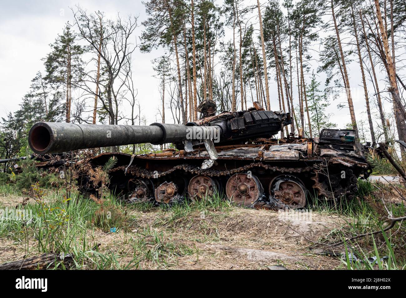 Nalyvaikivka, Ukraine. 15th May, 2022. View of a destroyed Russian tank in Nalyvaikivka. Credit: SOPA Images Limited/Alamy Live News Stock Photo