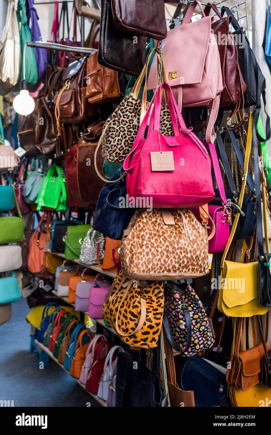 Florence, Tuscany, Italy - April 15, 2022: Leather handbags at the  Porcellino Market, Piazza del Mercato Nuovo Stock Photo - Alamy