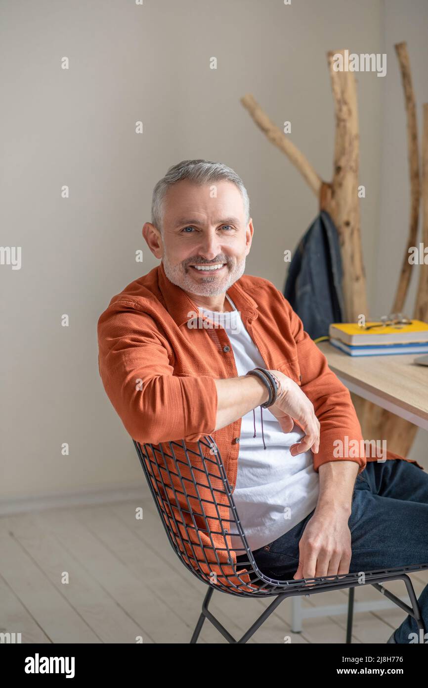 Man in orange shirt hi-res stock photography and images - Alamy