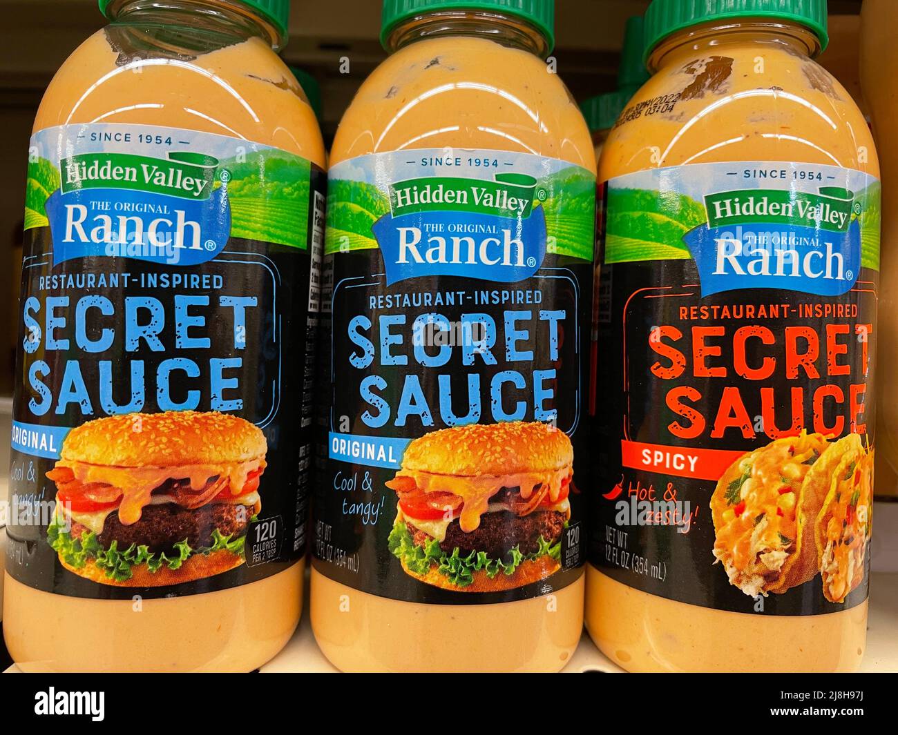 https://c8.alamy.com/comp/2J8H97J/grovetown-ga-usa-12-15-21-retail-store-condiments-hidden-valley-ranch-secret-sauce-2J8H97J.jpg