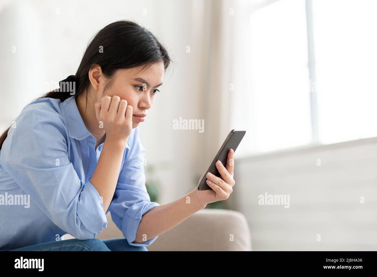 Asian woman with smartphone hi-res stock photography and images - Alamy