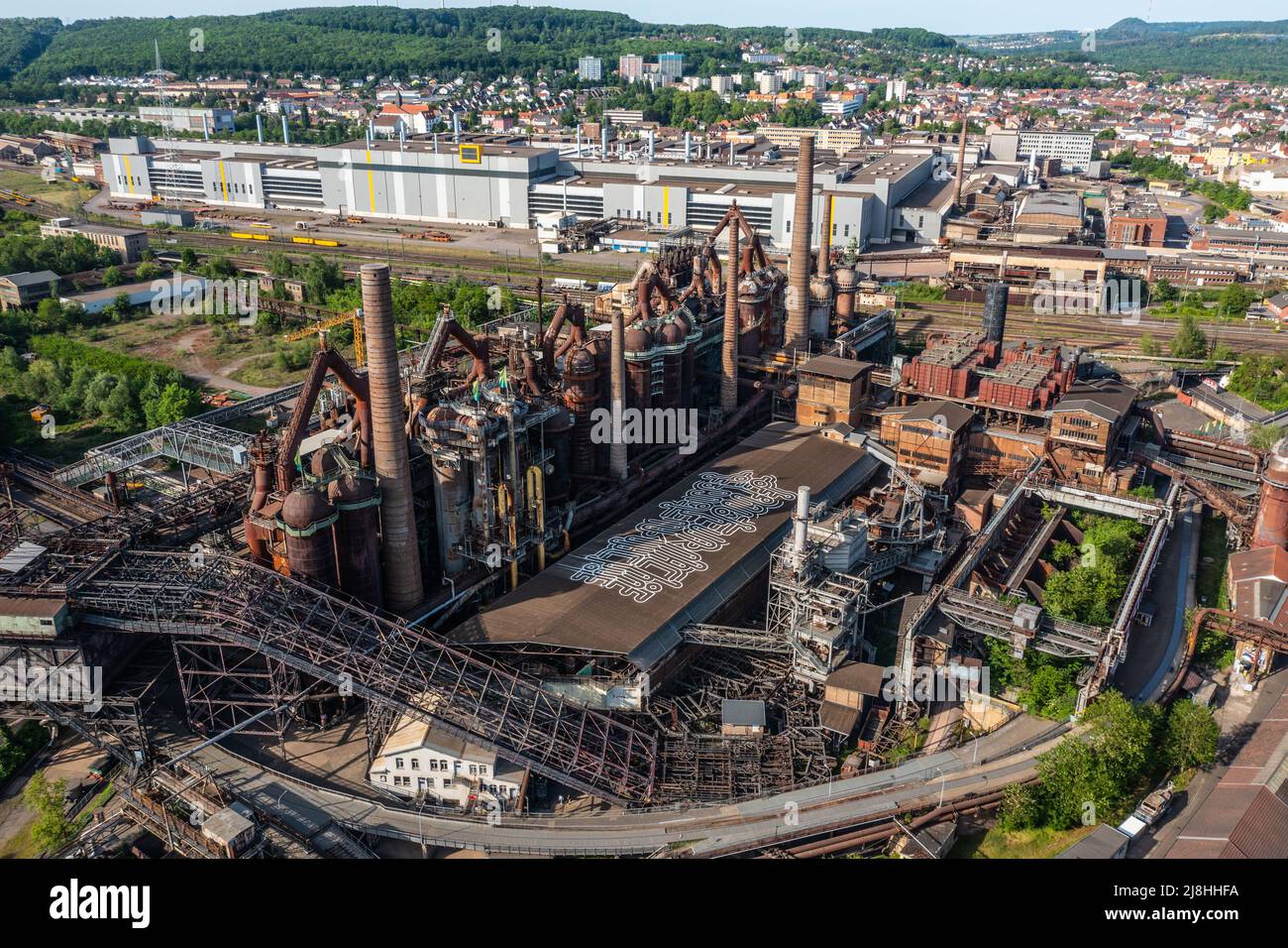 https://c8.alamy.com/comp/2J8HHFA/vlklingen-ironworks-or-weltkulturerbe-vlklinger-htte-historic-iron-works-vlklingen-germany-2J8HHFA.jpg