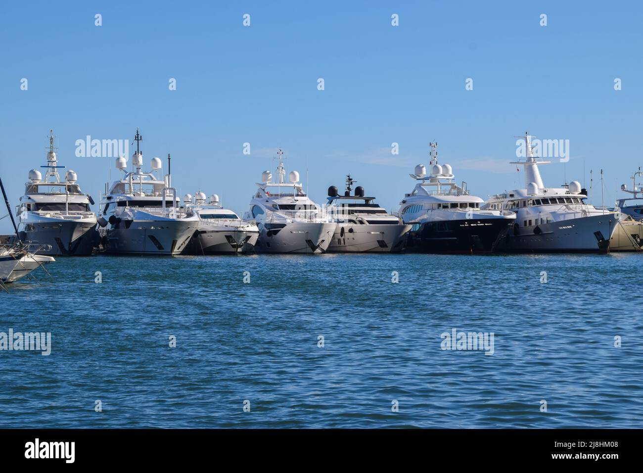 Superyacht Sussurro festgemacht an der Marina in Antibes, Frankreich  Stockfotografie - Alamy