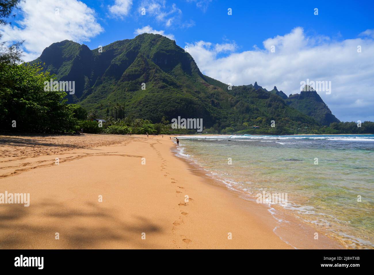 Tunnels Beach along the Kuhio Highway on the north shore of