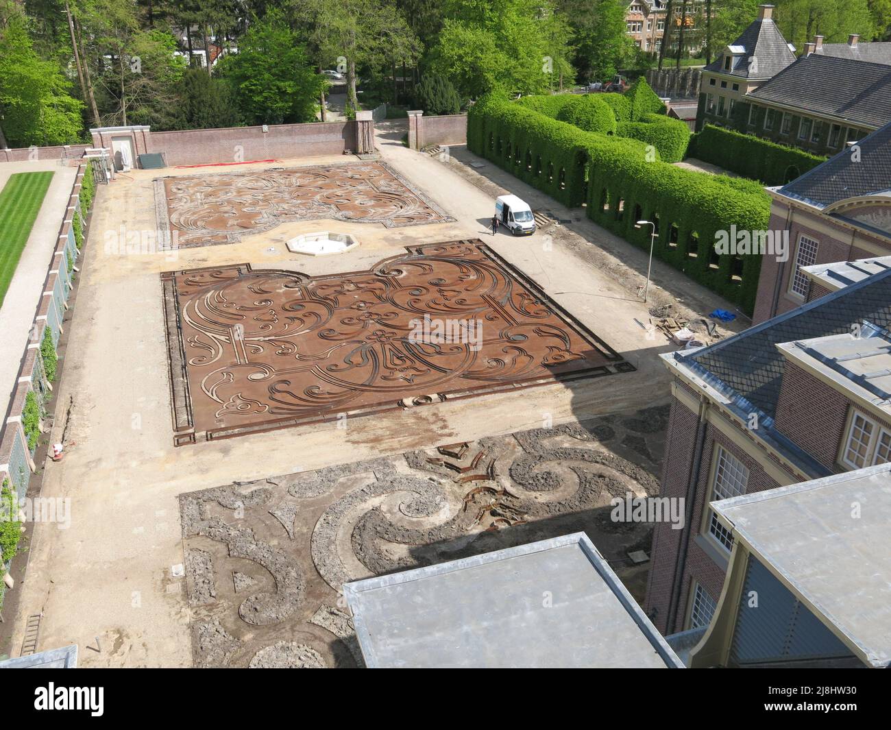 Restoration of the Dutch Baroque style gardens at Het Loo Palace continues  with the metal structure being laid to create the parterre's ornate beds  Stock Photo - Alamy, image size:1300x1065