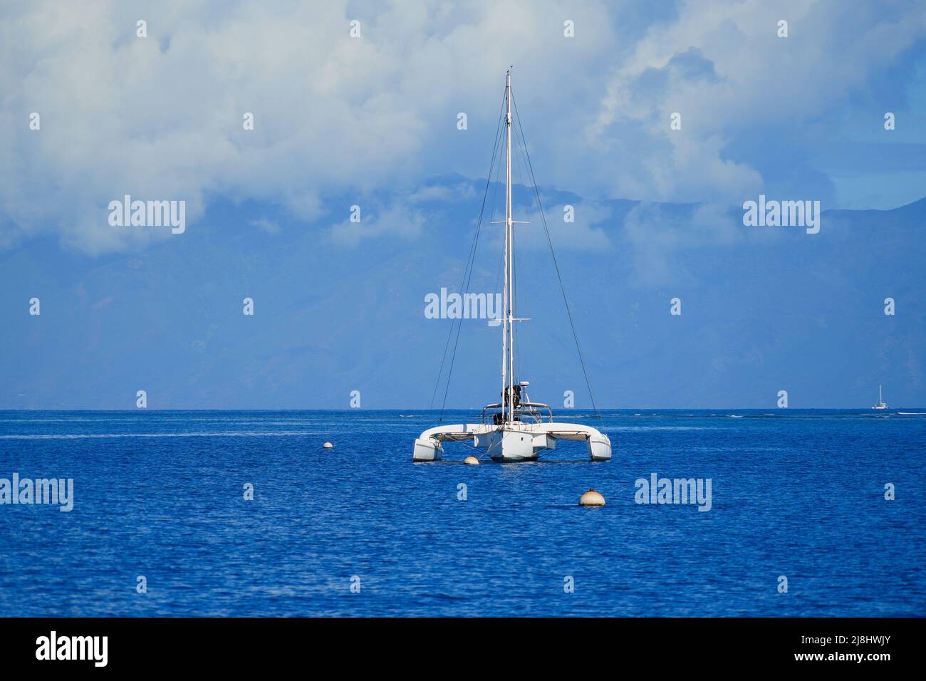 Catamaran sailboat in the Pacific Ocean between Maui and Lanai islands on the Hawaiian archipelago - Tranquil cruise for whale watching in winter in P Stock Photo