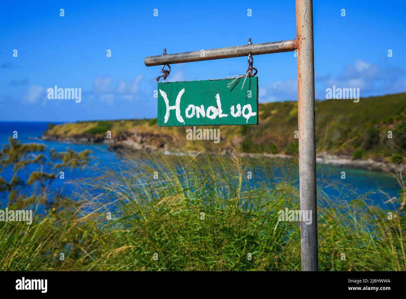 Handwritten sign hanging in Honolua Bay along the Honoapiilani Highway in the west of Maui island in Hawaii, United States - Famous snorkeling spot in Stock Photo