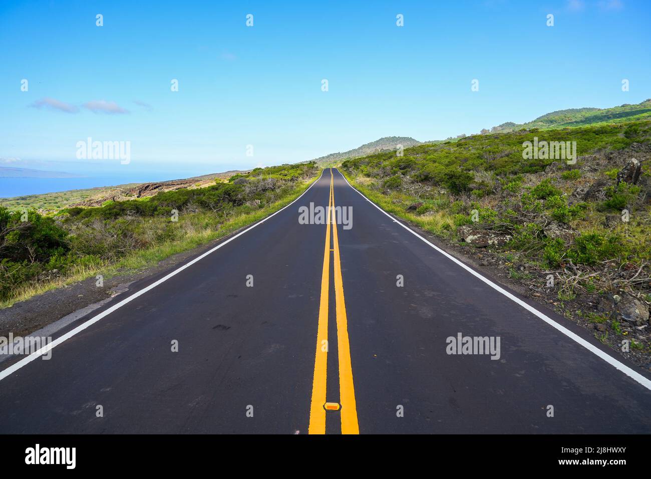 Straight asphalt road of the Piilani Highway in the center of Maui ...