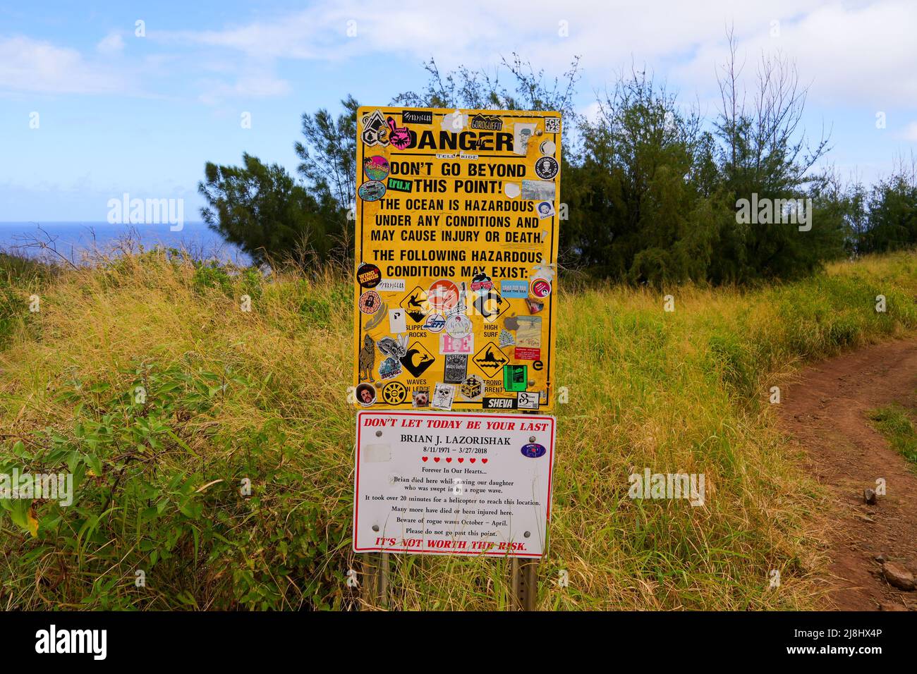 Warning sign near the Olivine tide pools trailhead in the Pacific Ocean