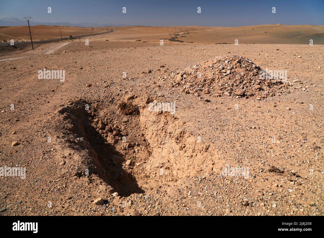Shallow grave in desert hi-res stock photography and images