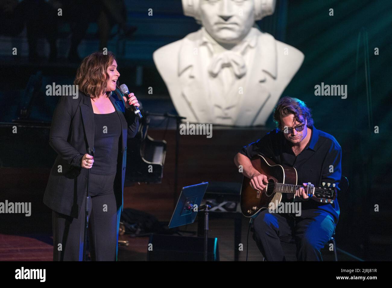 2022-05-16 17:24:05 BUSSUM - Trijntje Oosterhuis and Xander Vrienten perform together during the presentation of the Buma Awards in Spant. The Lennart Nijgh Prize was awarded posthumously to Henny Vrienten. The awards are presented to composers, lyricists and their music publishers in various categories. ANP JEROEN JUMELET netherlands out - belgium out Stock Photo