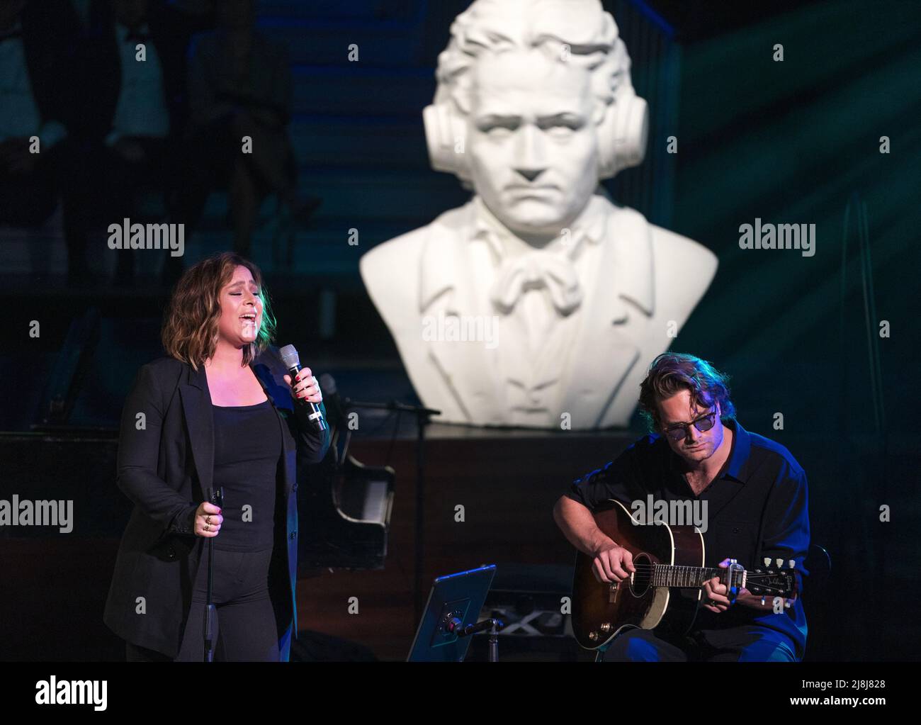 2022-05-16 17:23:58 BUSSUM - Trijntje Oosterhuis and Xander Vrienten perform together during the presentation of the Buma Awards in Spant. The Lennart Nijgh Prize was awarded posthumously to Henny Vrienten. The awards are presented to composers, lyricists and their music publishers in various categories. ANP JEROEN JUMELET netherlands out - belgium out Stock Photo