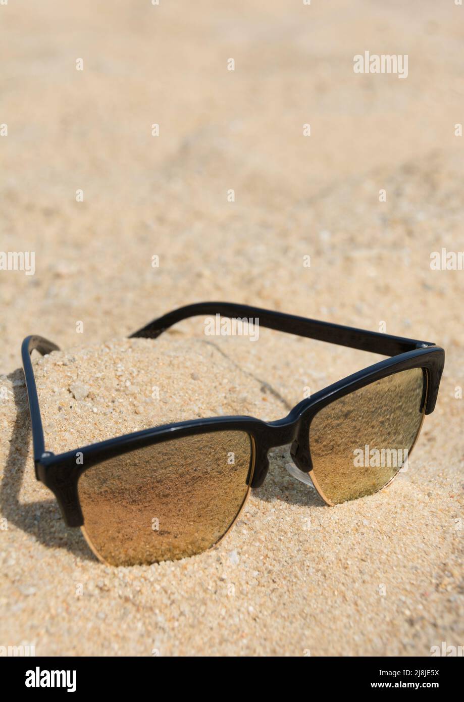 Nahaufnahme von Sonnenbrille am Strand. Stock Photo