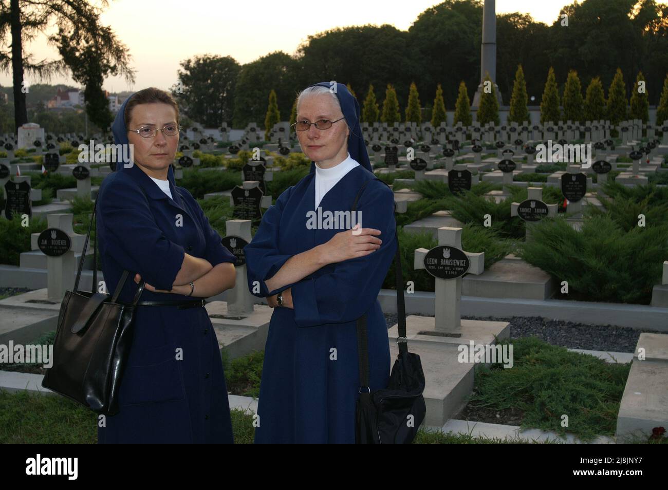 Lwów, Lviv, Lwiw, Львів, Ukraina, Ukraine, Україна, Ukrajina; Nuns in front of the Cemetery of the Defenders of Lviv; Zakonnice na tle cmentarza Stock Photo