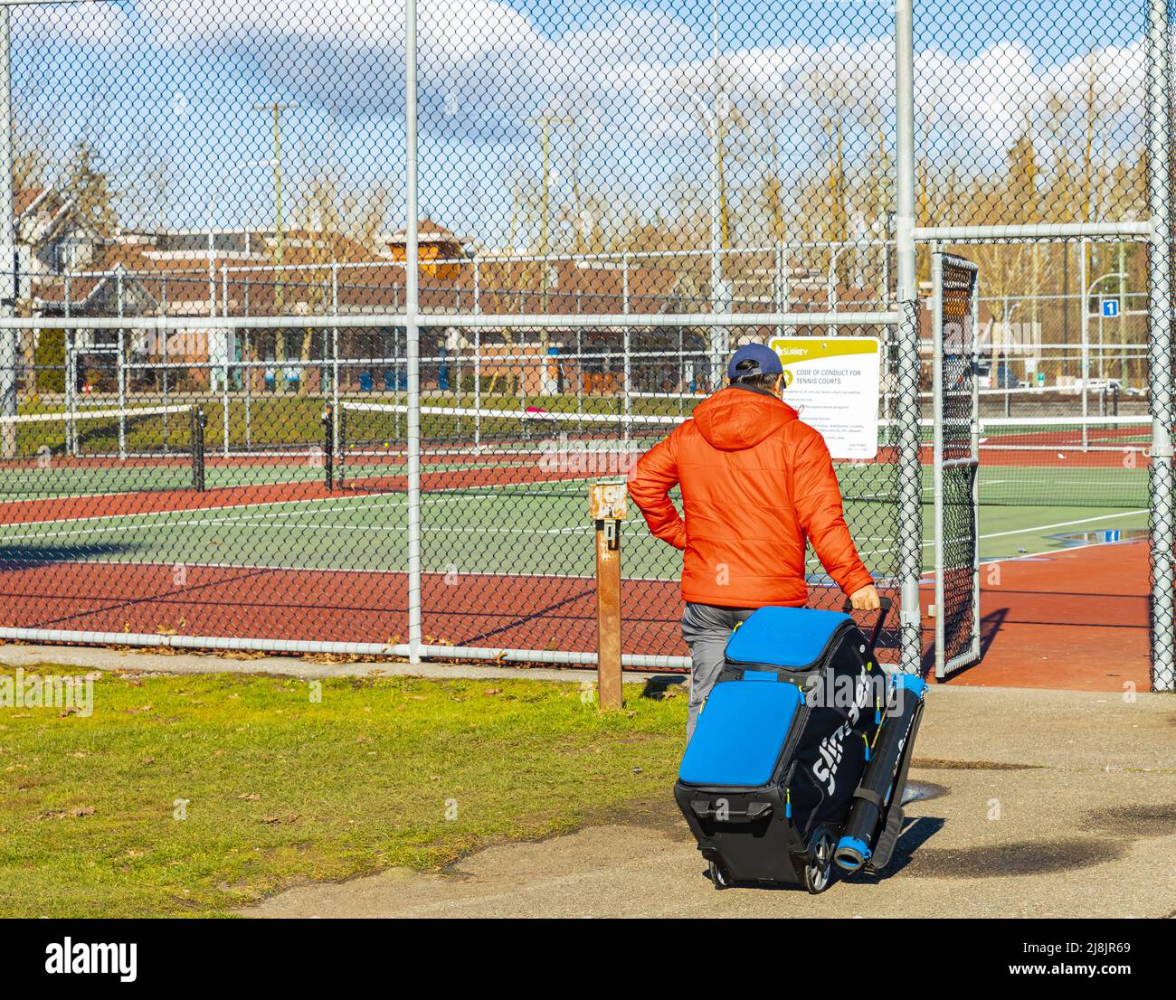 Collection 91+ Pictures Guy Throws Tennis Racket At Girl Sharp